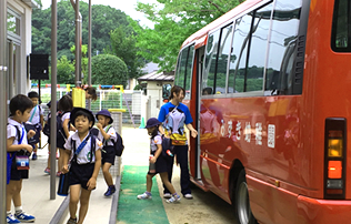 登園する園児の様子