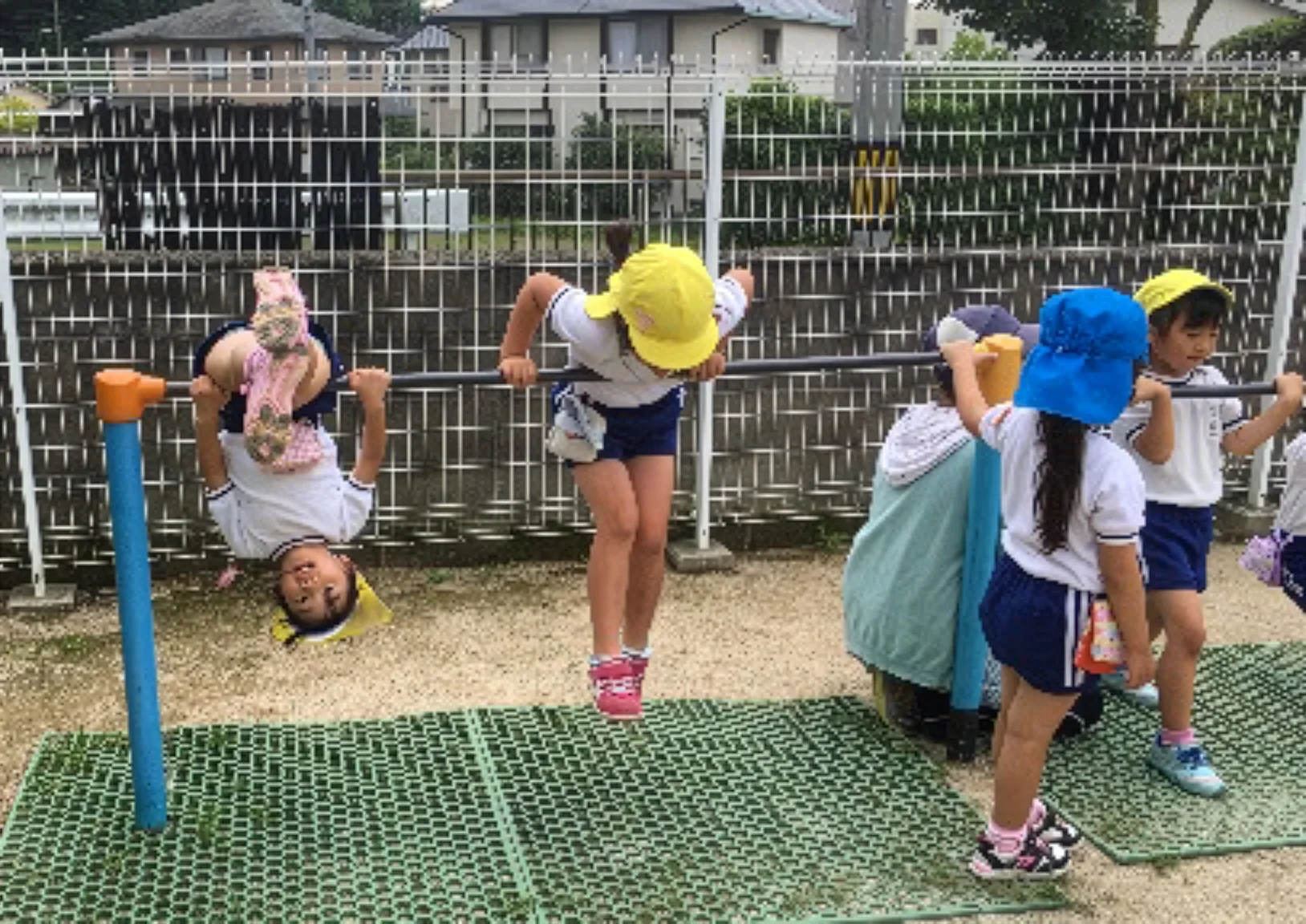 鉄棒をしている園児
