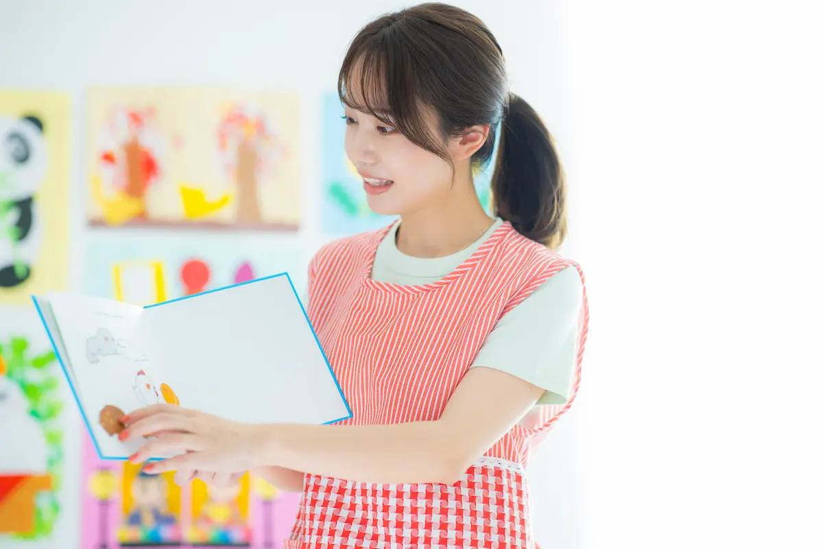 絵本を読んでいる保育士